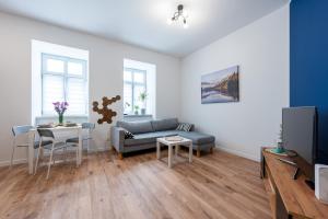 una sala de estar con un sofá y una mesa en Atrament, en Przemyśl