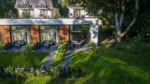 ein Haus mit einem Garten mit grünem Gras in der Unterkunft Sea Forest loft in Klaipėda