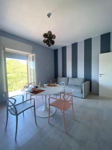 Posezení v ubytování Una suite pop nel blu della Costiera