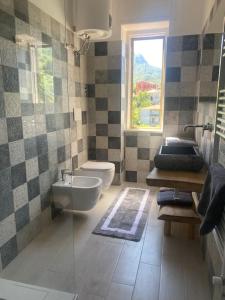 Ванна кімната в Una suite pop sospesa nel blu della Costiera