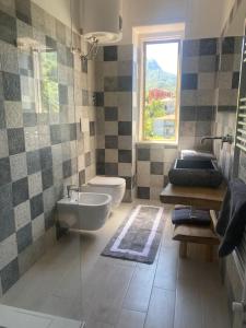 Koupelna v ubytování Una suite pop nel blu della Costiera + 15 fotografií