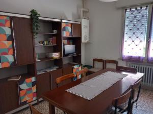 d'une salle à manger avec une table, des chaises et une fenêtre. dans l'établissement Ampio appartamento per 4/6 pers, à Cesenatico