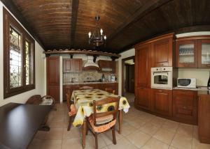 una cocina con una mesa en el medio. en Borgo Dei Sensi, en Casumaro