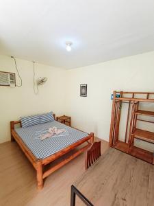 Un dormitorio con una cama con una toalla. en Anda-Divers-Enjoy Garden Resort, en Anda