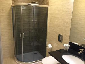 ミエンジボジェにあるPensjonat Kotwicaのバスルーム(シャワー、トイレ、洗面台付)