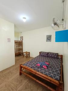 1 dormitorio con 1 cama en una habitación en Anda-Divers-Enjoy Garden Resort en Anda