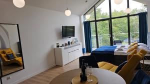 1 dormitorio con 1 cama y 1 habitación con ventana en Apartament dla dwojga z pięknym widokiem na góry, en Szklarska Poręba