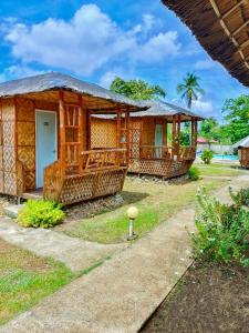 kilka domków wiejskich w ośrodku wypoczynkowym w obiekcie Anda-Divers-Enjoy Garden Resort w mieście Anda