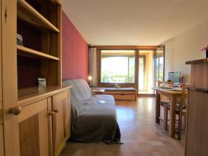 a room with a bed and a desk and a window at Appartement Vallouise, 2 pièces, 6 personnes - FR-1-330G-69 in Vallouise