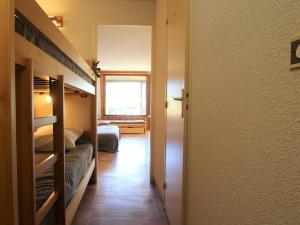 a hallway with a room with two bunk beds at Appartement Vallouise, 2 pièces, 6 personnes - FR-1-330G-69 in Vallouise