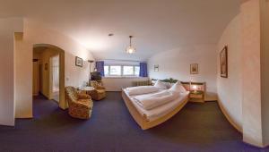 Letto o letti in una camera di Hotel Hirschen