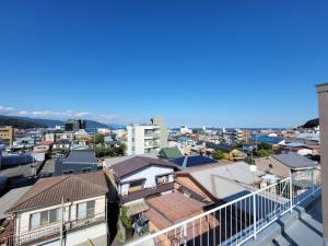 - une vue sur la ville depuis le toit d'un bâtiment dans l'établissement Smart Stay Ito 302, à Itō