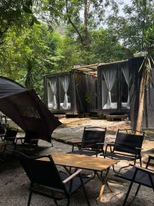 um grupo de cadeiras e uma mesa com uma tenda em Time Capsule Retreat, Sungai Lembing em Sungai Lembing