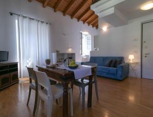 Khu vực ghế ngồi tại Mamma Ciccia Holiday Home - Casa Azzurra +31 ảnh