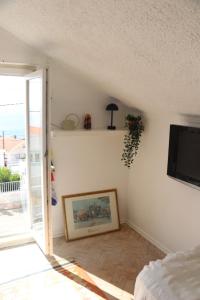 una camera con TV e una foto appesa al muro di MappaMundo a Ribamar