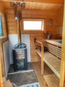 uma vista interior de uma cabina com um fogão em MappaMundo em Ribamar