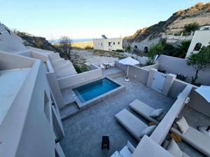 uma vista aérea de uma casa com piscina em Petroma Cave Suites em Vourvoúlos