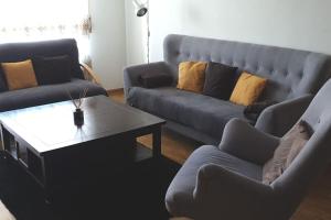 ein Wohnzimmer mit 2 Sofas und einem Couchtisch in der Unterkunft Appartement traversant secteur Violettes in Crans-Montana