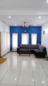 - un salon avec un lit et un canapé dans l'établissement WAYANAD OASIS VILLa, à Kalpatta