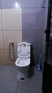 ein Bad mit einem WC in einer Kabine in der Unterkunft WAYANAD OASIS VILLa in Kalpatta