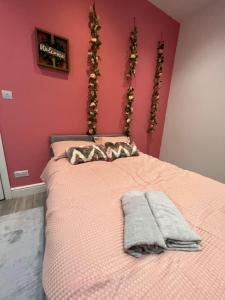 Een bed of bedden in een kamer bij Barnet Studios