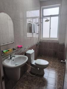 uma casa de banho com um WC e um lavatório em Khách Sạn Hoàng Phúc 2 em Ho Chi Minh