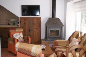 sala de estar con chimenea y fogones en Casas Rurales Los Cortijos, en Alcaraz