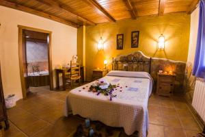 a bedroom with a bed with flowers on it at Apartamentos La Granja in Hinojares