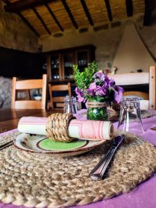 einen Tisch mit einer Kerze und einer Serviette in der Unterkunft Stazzu Barecca B&B in Cugnana Verde
