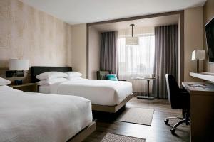 Habitación de hotel con 2 camas y escritorio en Seattle Marriott Bellevue en Bellevue