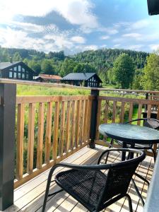 een terras met een tafel en stoelen bij Fin lägenhet med bastu i Järvsö! in Järvsö