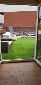 einen Balkon mit Blick auf einen grünen Rasen in der Unterkunft Eolia free parking in Bari