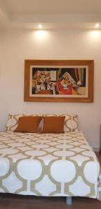 ein Schlafzimmer mit einem Bett und einem Wandgemälde in der Unterkunft Eolia free parking in Bari