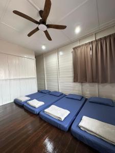 Camera con 2 letti e ventilatore a soffitto. di Yi Tong Nian Home Stay a Sitiawan