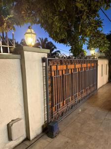 una recinzione in ferro battuto con una luce sopra di Yi Tong Nian Home Stay a Sitiawan