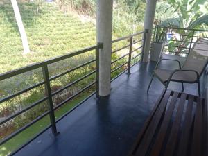 Balkon atau teras di Traveller's Villa