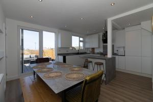 eine Küche und ein Wohnzimmer mit einem Tisch und Stühlen in der Unterkunft 4 Bedroom House in Newquay
