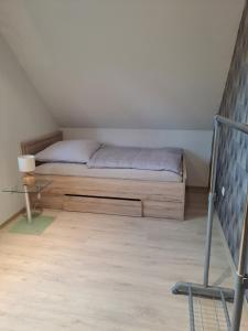 Dormitorio pequeño con cama y mesa en An den Eichen en Neustadt am Rübenberge