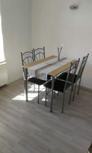 uma mesa de jantar e cadeiras com uma mesa e uma espreguiçadeira em Zur alten Post em Pirna