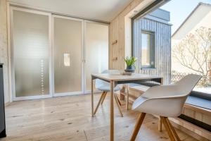 une chambre avec une table, des chaises et une fenêtre dans l'établissement Tiny Design-Modulhaus mit 33 m², à Grimma