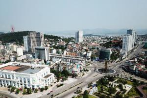 une vue aérienne d'une ville avec des bâtiments et des routes dans l'établissement AURORA BÃI CHÁY HẠ LONG, à Hạ Long