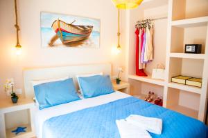 una camera con un letto e un dipinto di una barca di Vista Al Mar Santorini (sea view & hot tub jacuzzi) a Pyrgos