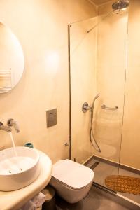 un bagno con doccia, WC e lavandino di Vista Al Mar Santorini (sea view & hot tub jacuzzi) a Pyrgos