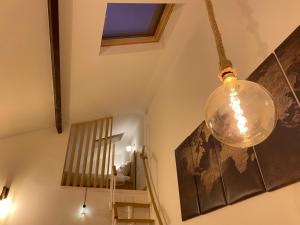 Zdjęcie z galerii obiektu The Little Oak - tiny house with bed on mezzanine & terrace - from 1 to 4 p Disney, Paris & CDG w mieście Pomponne