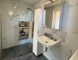 Łazienka w obiekcie The Little Oak - tiny house with bed on mezzanine & terrace - from 1 to 4 p Disney, Paris & CDG