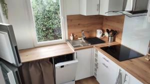 Kuchnia lub aneks kuchenny w obiekcie The Little Oak - tiny house with bed on mezzanine & terrace - from 1 to 4 p Disney, Paris & CDG