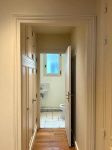ein Bad mit einem WC und einem Fenster in der Unterkunft 70 sqm apartment in 75008 Paris in Paris