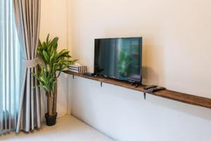 En TV eller et underholdningssystem på Tepbunthom Hostel