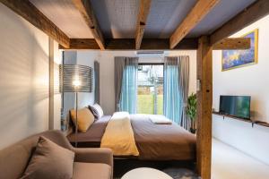 Postel nebo postele na pokoji v ubytování Tepbunthom Hostel