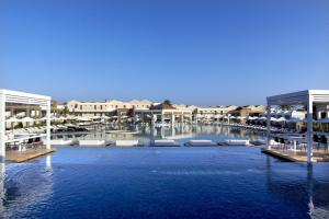 The swimming pool at or close to Pelagos Suites Hotel & Spa